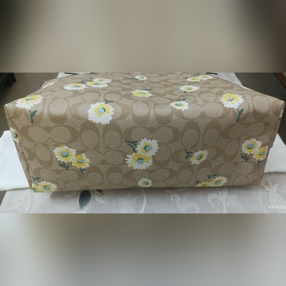 Authentic Coach Signature Gallery Tote Daisy Print - Picture 10 of 14
